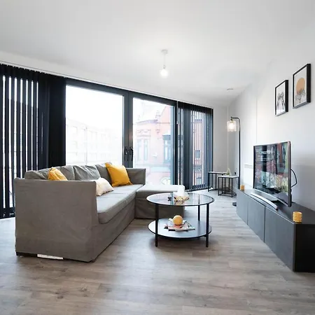 Deluxe - Skyline Vistas & Amenities