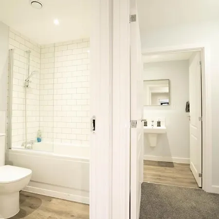 Deluxe - Skyline Vistas & Amenities