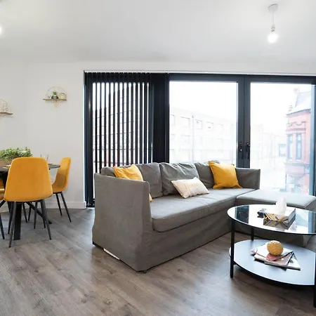 Deluxe - Skyline Vistas & Amenities *